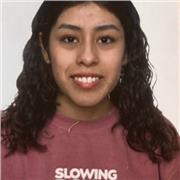 Estudiante universitaria que da clases de apoyo escolar a primaria y ESO